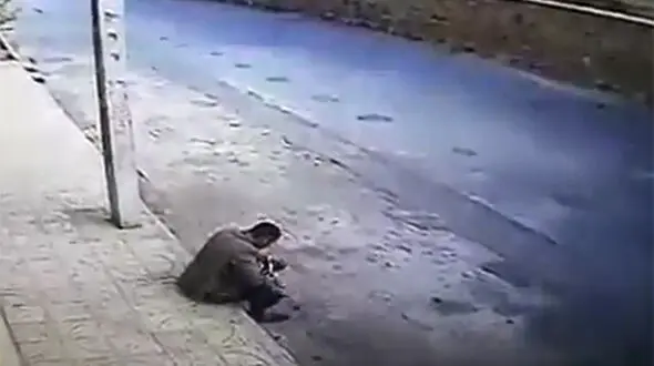 فیلم خوردن کلاغ مرده توسط مرد کارتن خواب !+فیلم