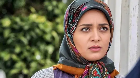 عکس / شکار عشق اول نقی معمولی در متروی تهران / به قول بهتاش دختر محمود نقاش تیپ میزنه چپ و راست ...