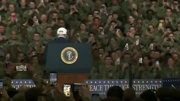 رقص دیدنی ترامپ در پایگاه دریایی یوکوسوکا؛ لحظه‌ای که همه را شوکه کرد!+ فیلم