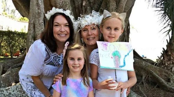 ازدواج زن 60 ساله با یک درخت 100 ساله ! + عکس