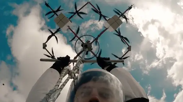 پرش هیجان انگیز از ارتفاع به وسیله ربات پرنده + فیلم