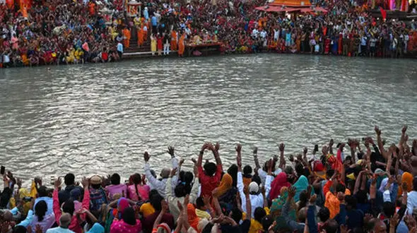 راهبان هندی بی خیال کرونا شدند + فیلم 