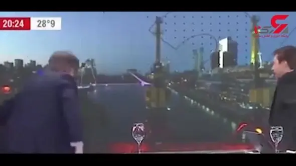 اتفاق عجیبی که برای میهمان یک برنامه زنده تلویزیونی افتاد! + فیلم 