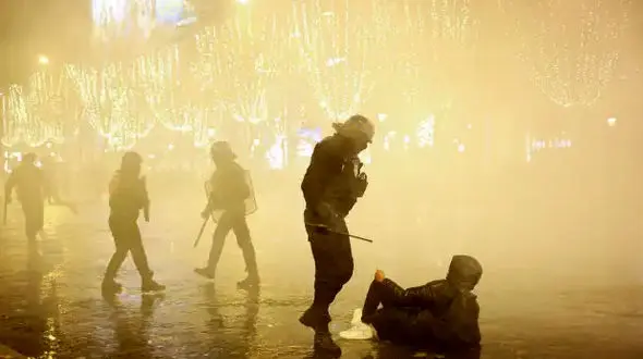 درگیری شدید پلیس و هواداران فرانسه در قلب تمدن و فرهنگ اروپا +تصاویر