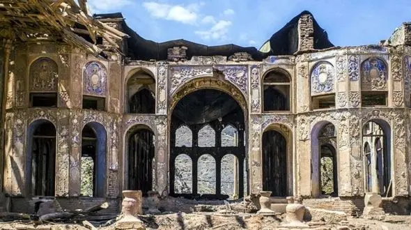 متهمان آتش‌سوزی کوشک سرهنگ‌آباد اردستان تبرئه شدند