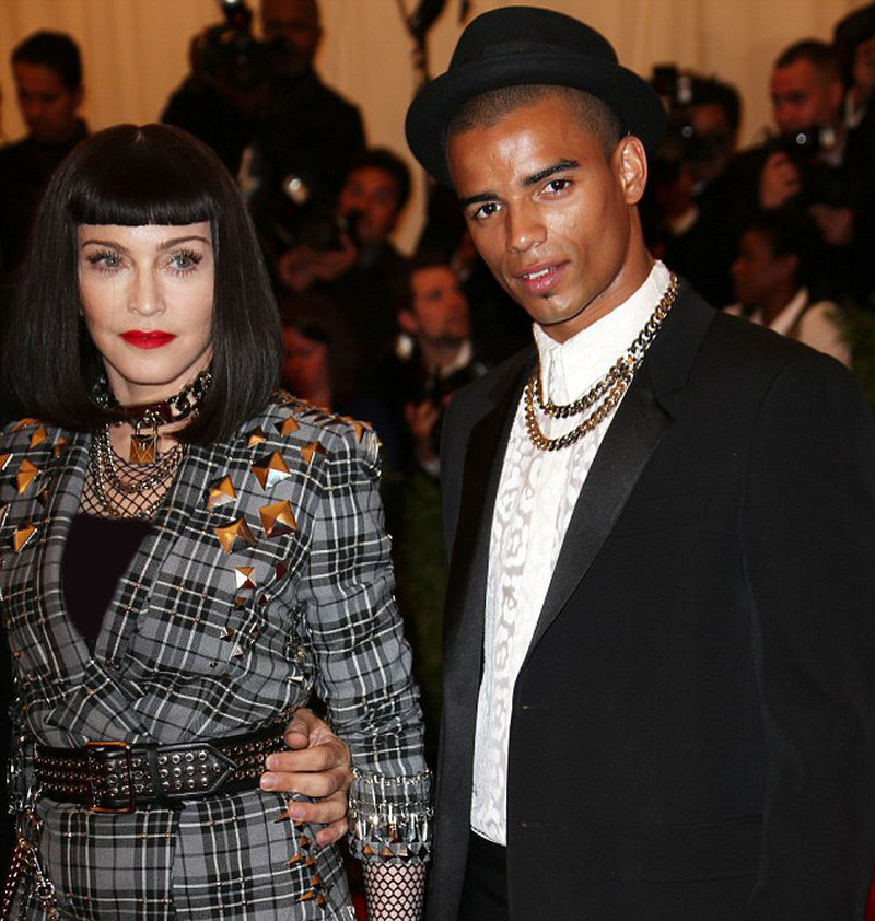 4DFDEB2700000578-5927095-Madonna_for_her_part_was_uncomfortably_aware_that_the_more_her_c-m-25_1530910747947