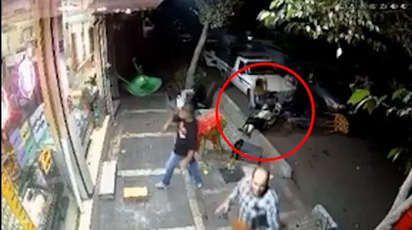 فیلم گفتگو با زن تهرانی که از اوباش مست محله پیروزی کتک خورد ... / تا به اوباش گفتم ... شو ... شو برو اونور به من حمله کرد ...