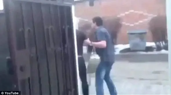 مردی، نامزدش را داخل سطل زباله شهری انداخت!+ فیلم 