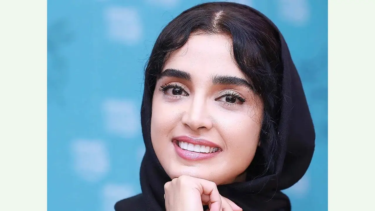 عکس چشم های غم آلود الهه حصاری ! / دختر خندان سینما چرا ماتم دارد !