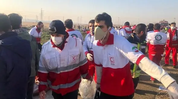 جمع آوری اجساد کشته شدگان در سقوط هواپیمای اوکراین + فیلم