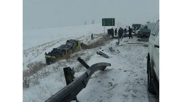 واژگونی اتوبوس در جاده برفی چناران +عکس