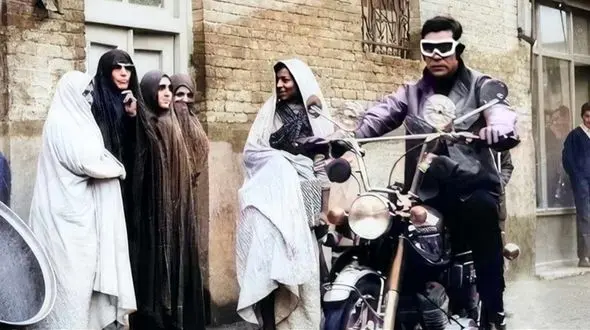 عکس/ سفر در زمان/ عکس خاطره انگیز از «بهروز وثوقی و بهمن مفید» در صحنه‌هایی از فیلم «رضا موتوری»