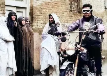 عکس/ سفر در زمان/ عکس خاطره انگیز از «بهروز وثوقی و بهمن مفید» در صحنه‌هایی از فیلم «رضا موتوری»