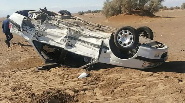 واژگونی تریلی با 8 خودرو در جاده سبزوار