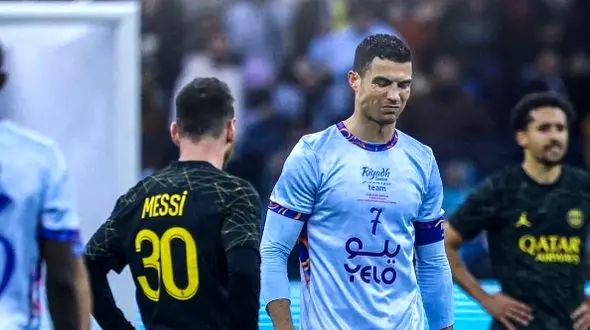 رونالدو: یادم میاد یکبار در مراسم توپ طلا، در نقش مترجم مسی ظاهر شدم چون زیاد در انگلیسی حرف زدن خوب نیست و...