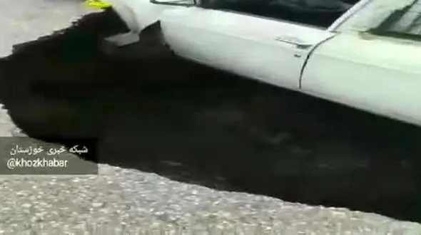 لحظه بلعیده شدن یک وانت در اهواز+ فیلم