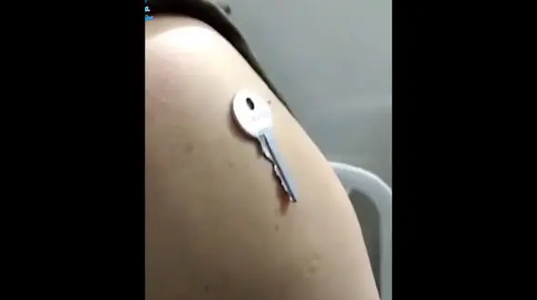 شایعه مغناطیسی شدن بدن پس از تزریق واکسن کرونا + فیلم