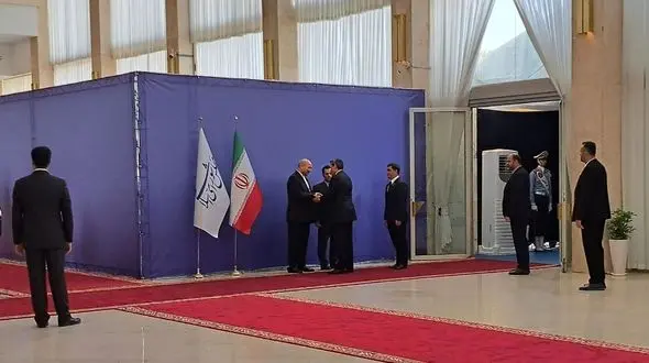 فرش قرمز مجلس برای میهمانان مراسم تحلیف نهمین رییس جمهور ایران /  حاشیه ها و عکس یادگاری هیأت‌های خارجی