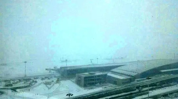 فرودگاه امام عصر پنجشنبه برفی+ عکس