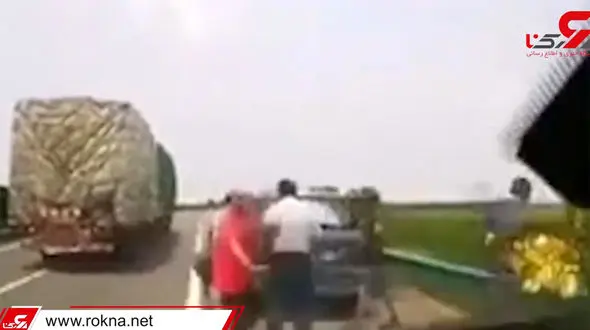 وحشتناک ترین لحظه تصادف در اتوبان را ببینید/ سبقتی که جان مسافران کنار جاده را گرفت