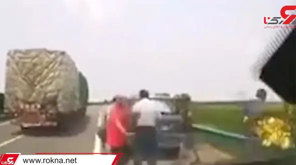 وحشتناک ترین لحظه تصادف در اتوبان را ببینید/ سبقتی که جان مسافران کنار جاده را گرفت