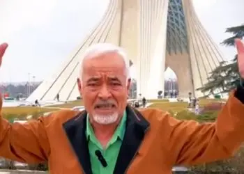 فیلم آواز شاد /  صادق بوقی از آو آو به کجا رسید تو خونه مادر بزرگش موزیک ویدیو داد رقص کنان