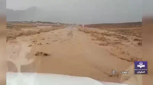 فیلم نخستین سیل اصفهان در اردستان/ بارش شدید باران و جاری شدن روان آب در اردستان 