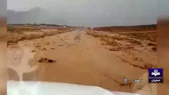 فیلم نخستین سیل اصفهان در اردستان/ بارش شدید باران و جاری شدن روان آب در اردستان 