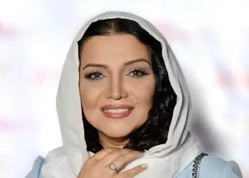 فیلم / ساعت دیواری خاطره‌انگیز خانه الهام پاوه‌نژاد با پرنده‌های کوچک و عروسک‌های رقصنده / یادگاری عاشقانه از پدر مرحومش که خانه را پر از حس زندگی کرده ...