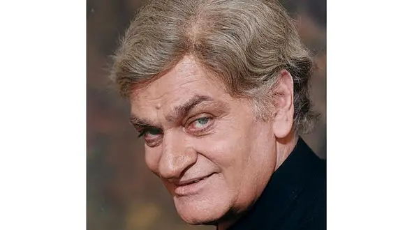 اولین عکس از سنگ مزار فتحعلی اویسی ! / عروس و پسرش را ببینید !