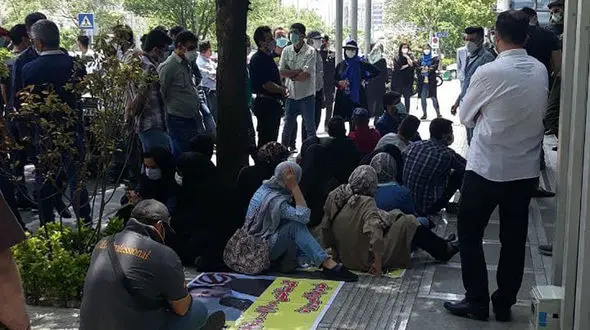 سهامداران بورس این شهرها در اعتراض به ریزش بازار تجمع کردند + فیلم