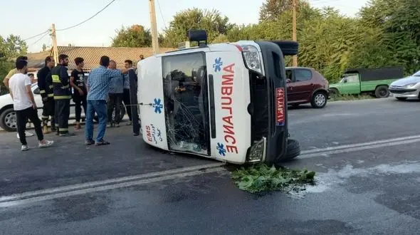 واژگونی آمبولانس در حین انتقال مصدوم/به همراه عکس