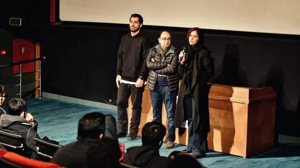 اولین عکس از «پری‌ناز ایزدیار» در حاشیه تماشای فیلم «مغز استخوان»