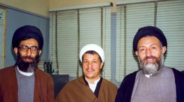 عکس سفر به ایام قدیم / «شهید بهشتی، شهید باهنر و رهبر انقلاب» سر سفرۀ غذا؛ سال 1359