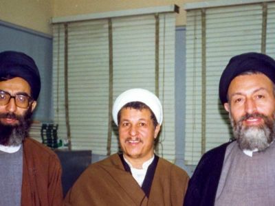 عکس سفر به ایام قدیم / «شهید بهشتی، شهید باهنر و رهبر انقلاب» سر سفرۀ غذا؛ سال 1359