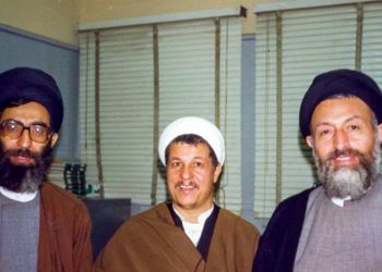 عکس سفر به ایام قدیم / «شهید بهشتی، شهید باهنر و رهبر انقلاب» سر سفرۀ غذا؛ سال 1359
