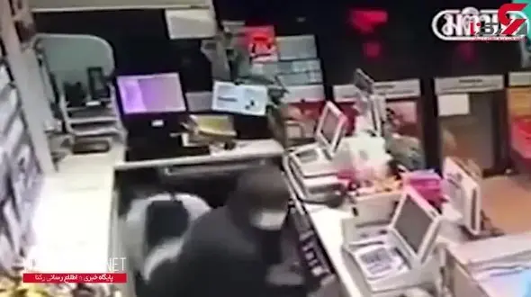 مرد فروشنده بی وجدان از همکار خود به عنوان سپر مقابل حمله مسلحانه تبهکاران استفاده کرد+فیلم