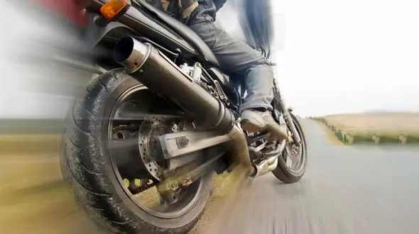 این موتور سوار باید بین دو کامیون پرس میشد / عزرائیل رحم کرد