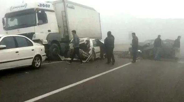 جاده مه آلود حادثه آفرید / جزئیات تصادف زنجیره ای خونین در خوی 