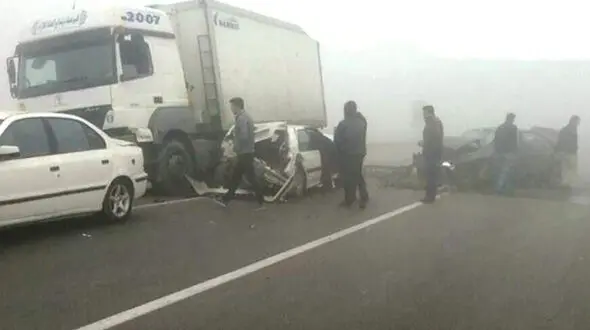 جاده مه آلود حادثه آفرید / جزئیات تصادف زنجیره ای خونین در خوی 