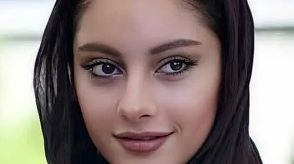 عکسی از اسب سواری ترلان پروانه / کلاه حصیری ساحلی با لباس گل گلی در کنار اسب نجیب قهوه ای / چه حس خوبی میده