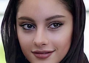 عکسی از اسب سواری ترلان پروانه / کلاه حصیری ساحلی با لباس گل گلی در کنار اسب نجیب قهوه ای / چه حس خوبی میده
