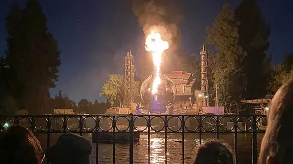 اژدهای بزرگ دیزنی‌لند در حین اجرای زنده آتش گرفت