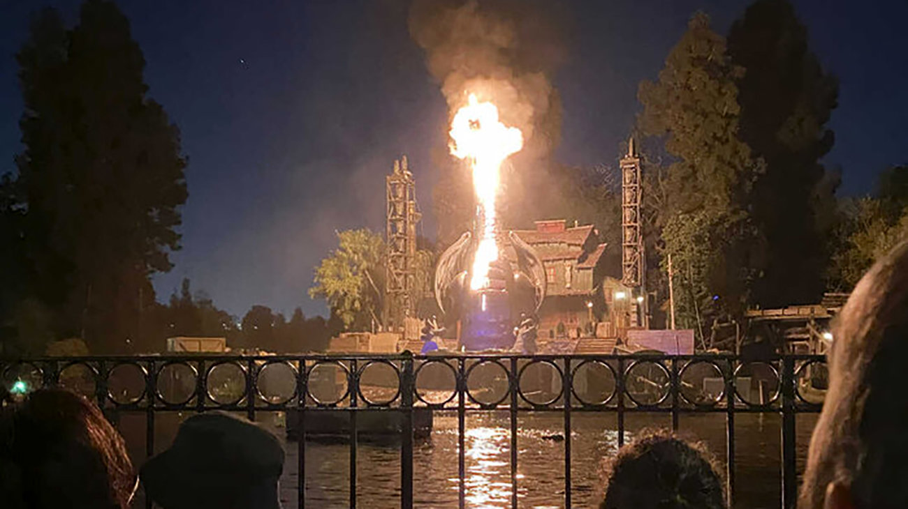 اژدهای بزرگ دیزنی‌لند در حین اجرای زنده آتش گرفت