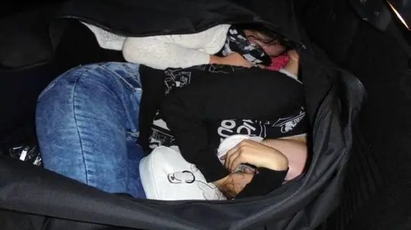 قاچاق دو زن و یک مرد داخل یک چمدان +عکس