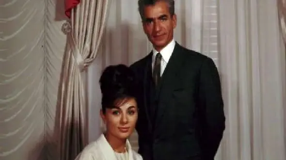 عکس سفر  تاریخ /  چهره پر از خشم و ناراحتی فرح دیبا از مصاحبه شاه پهلوی /  سال 1348