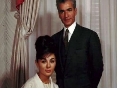 عکس سفر  تاریخ /  چهره پر از خشم و ناراحتی فرح دیبا از مصاحبه شاه پهلوی /  سال 1348