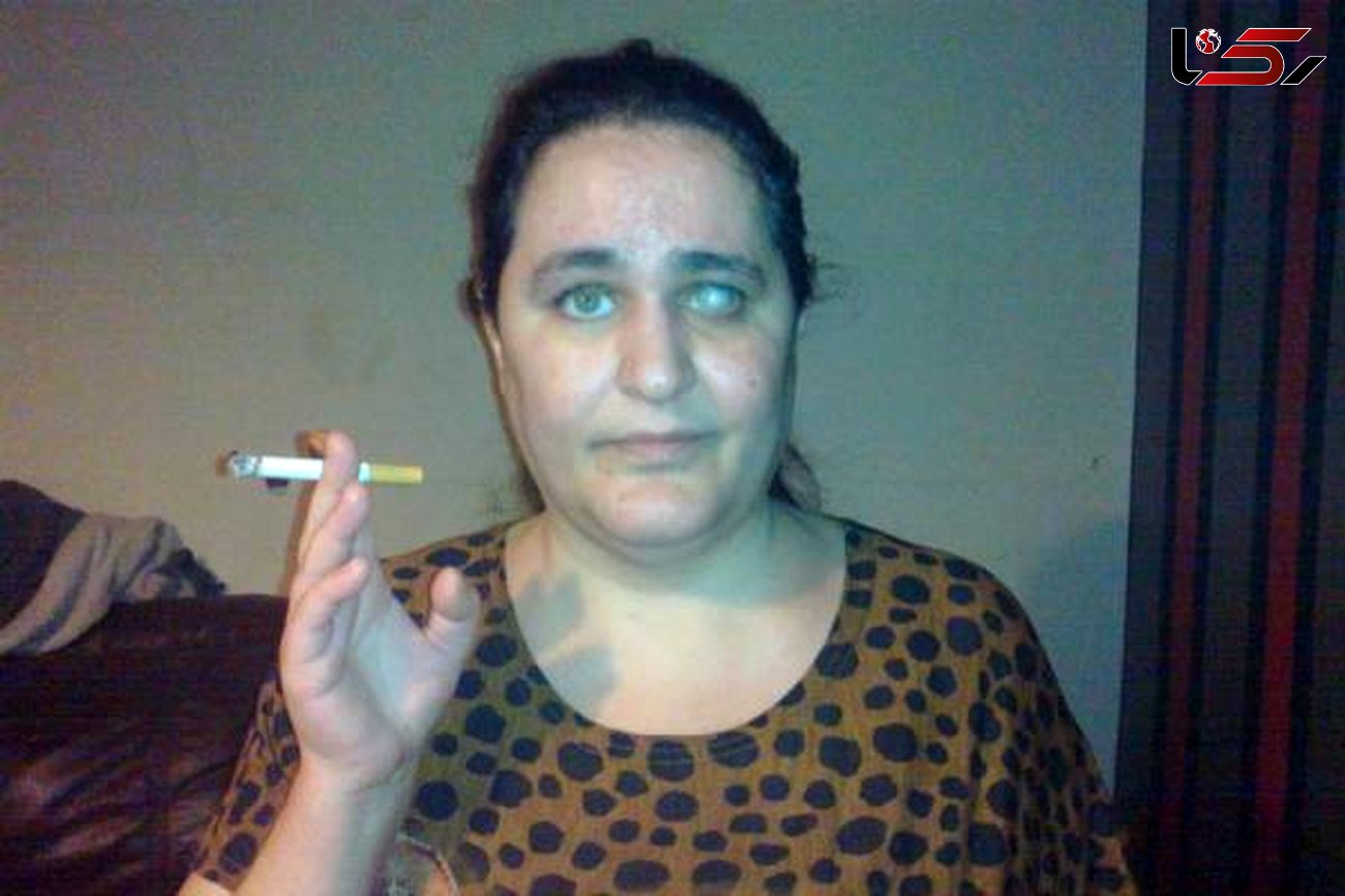 این زن نابینا به جای غذا ته سیگار می خورد !+عکس