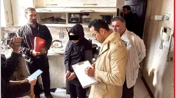 از قصابی کارد گرفتم و پدرم را تکه تکه کردم  + عکس ها و اعترافات دختر جنایتکار در بازسازی صحنه قتل !