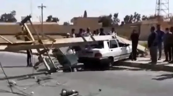 فیلم نصف شدن پراید در سقوط تیربرق !